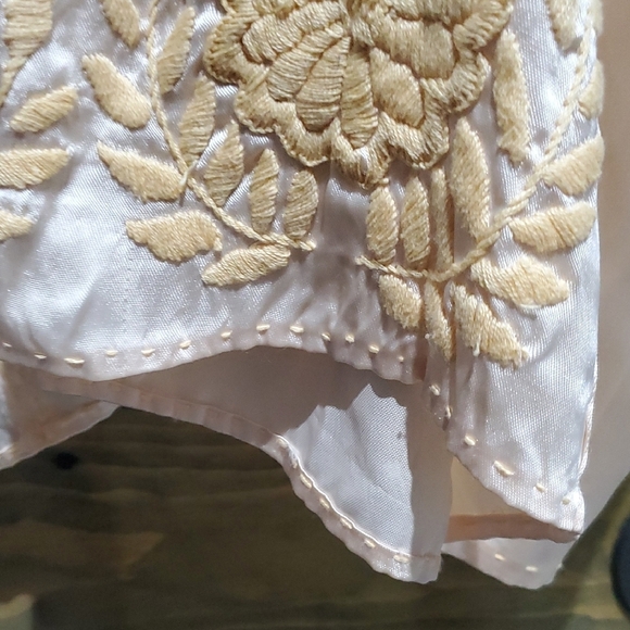 Elegant Cream Floral Embroidered Women's Top - Picture 4 of 8